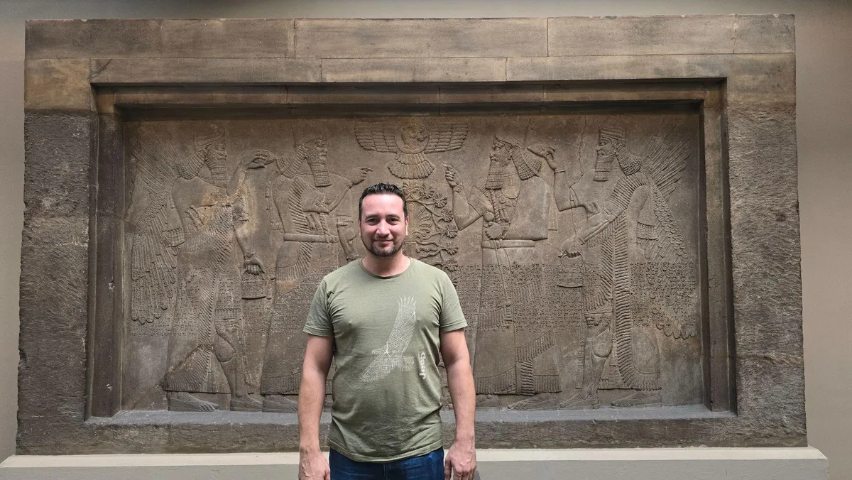 Maurício A. Piper vor einem assyrischen Relief mit Lebensbaum